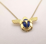 Pozłacany Skarabeusz z  naturalnym lapis lazuli, naszyjnik unisex 