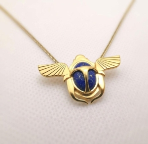 Pozłacany Skarabeusz z  naturalnym lapis lazuli, naszyjnik unisex 