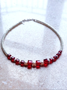 Naszyjnik z kryształami Swarovskiego i perełkami 02