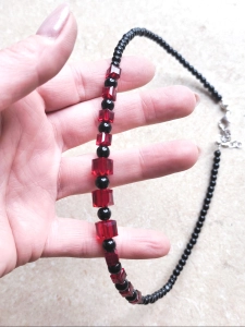 Naszyjnik z kryształami Swarovskiego i czarnymi perełkami 04