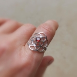 Srebrny pierścień Ziarna Życia z granatem 5mm, srebro 925